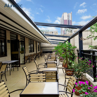  La couverture escamotable imperméable en aluminium de pergola ombrage le belvédère pour le restaurant